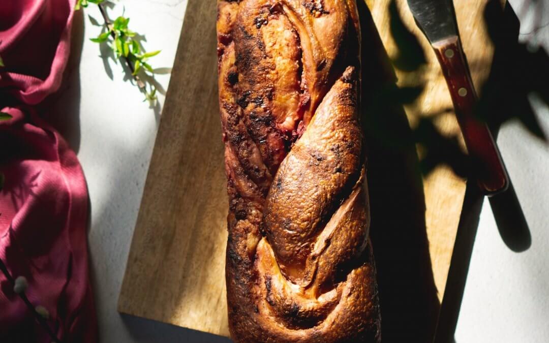 Lente babka met aardbeien en witte chocolade