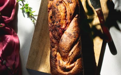 Lente babka met aardbeien en witte chocolade