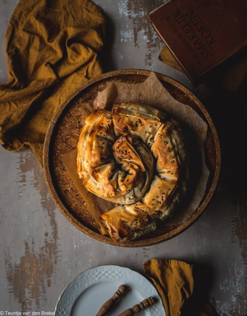 filodeeg, gevuld met andijvie, knoflook en feta.
