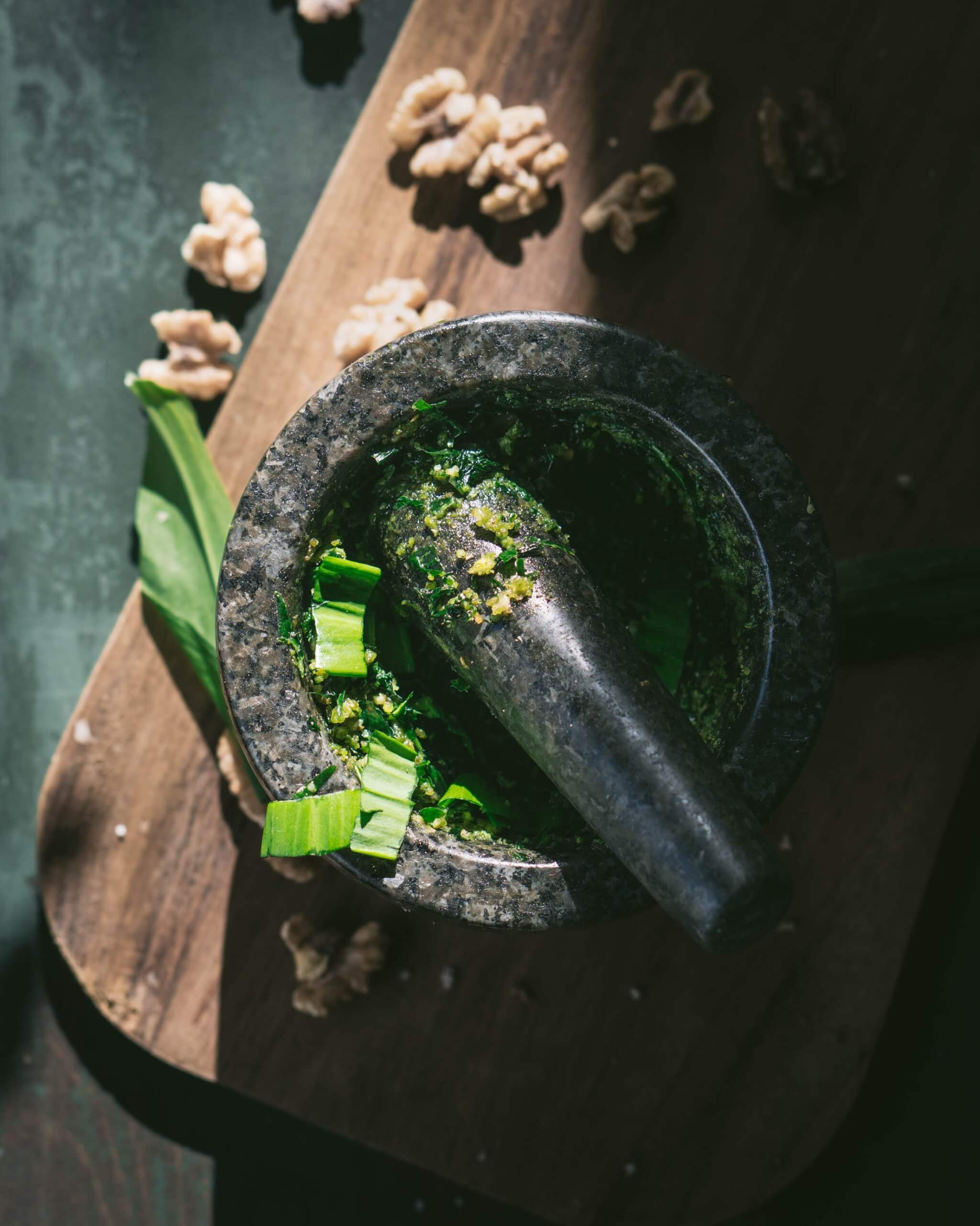 Pesto, laat de bereiding zien. Kleur en structuur van de pesto. 